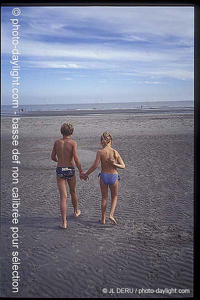 enfants sur la plage - children on the beach